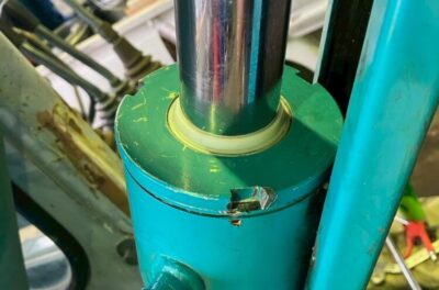 RX-303S ブームシリンダー油漏れ修理　修理後の様子。ヘッドキャップについていた油もしっかり拭き取って作業完了。