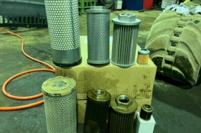 （アフター）クボタRX-303S 定期メンテナンス フィルター類のビフォアフです。上段が新しいものになります。