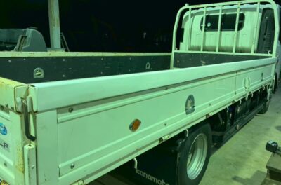 修理後のいすゞエルフのアオリ部分の画像です。