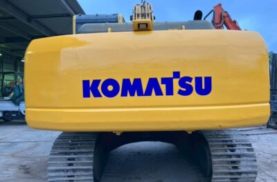 コマツPC210-8の板金塗装後の画像です。