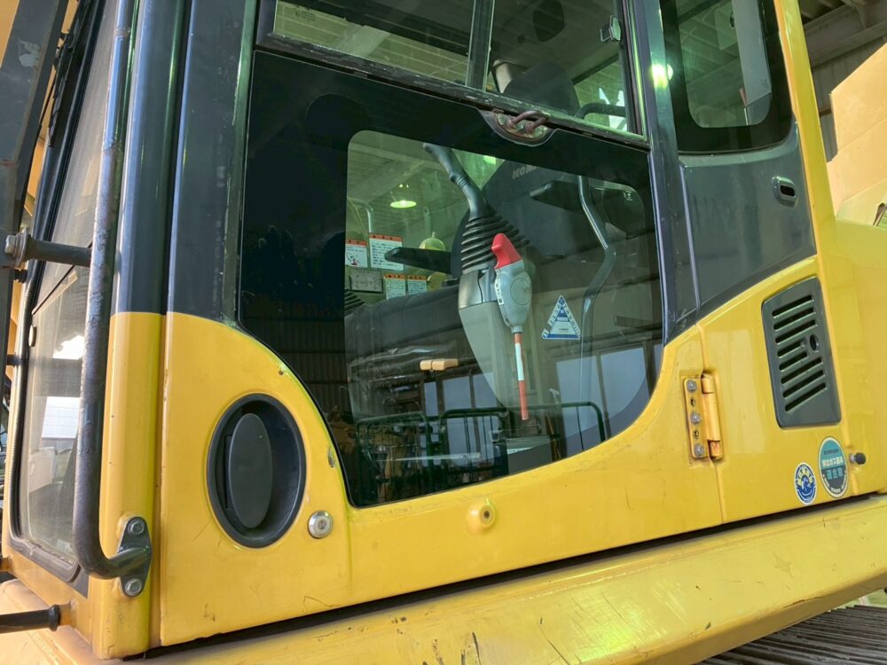 コマツPC210-8ドアガラス張替修理|彩重機エンジニアリング