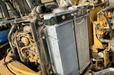 CAT305E2CRのラジエーター交換後の様子です。