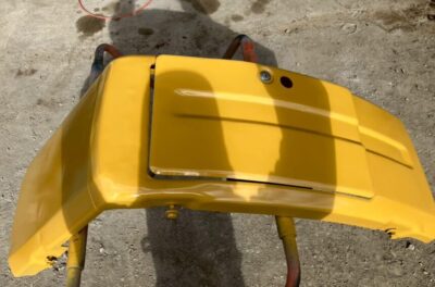 CAT305E2CRの左下カバー板金塗装修理後の様子です。