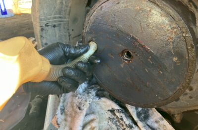 クボタRG30C-3　走行モーター減速機ケースにギアオイルを補充している様子です。