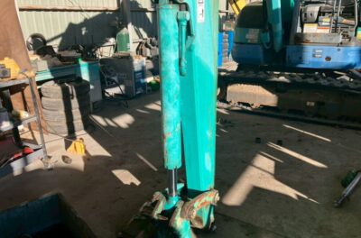 クボタRX-505の修理後のバケットシリンダーの様子です。