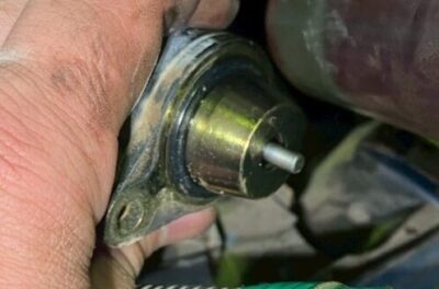 コマツPC10UU-2の修理後のストップソレノイドの様子です。