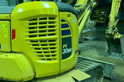 コマツPC30MR-5の右後ろカバー板金修理後の様子です。