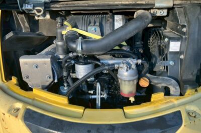 コマツPC30UU-5の定期メンテナンス後のエンジンルーム内の様子です。