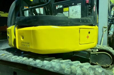 コマツPC30UU-6の左スカート板金修理完了後の様子です。