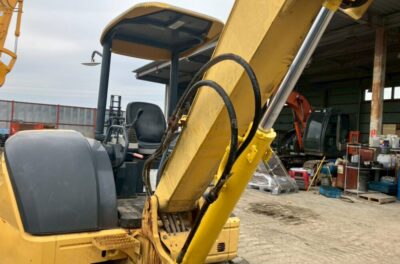 コマツPC40MR-2のブームシリンダー修理後の様子です。