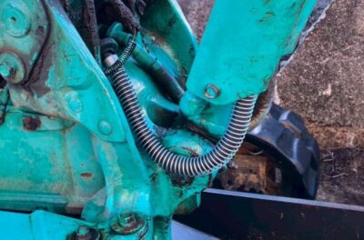 ヤンマーVIO20-3の油圧ホース修理後の様子です。