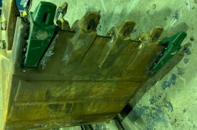 住友SH135X-7のバケットツースアダプター交換後の様子です。