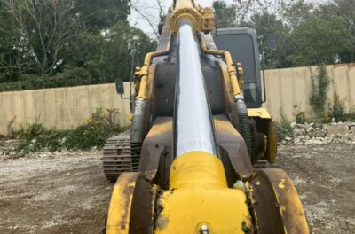 修理後の住友SH200-5のアームシリンダーの様子です。