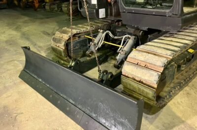 日立ZX135UR-6に修理が完了したブレードを取り付けています。