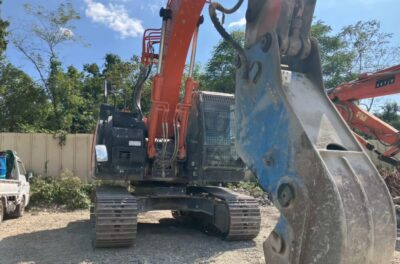 日立ZX225USR-6が写っています。