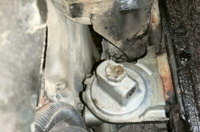 日立ZX75USK-5のエンジンオイルクーラーの油漏れ修理が完了した後の様子です。