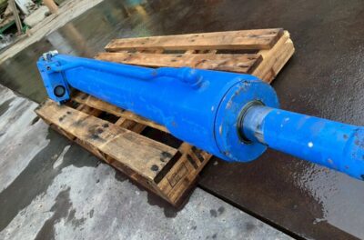 修理後の高所作業車の起伏シリンダーです。